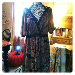 Lovely v-neck Paisley style lined dress.